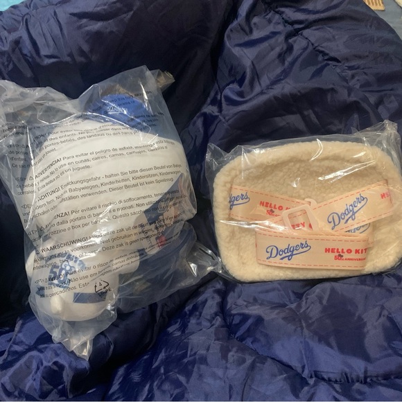 Hello Kitty Dodgers set! NIB - Picture 6 of 7